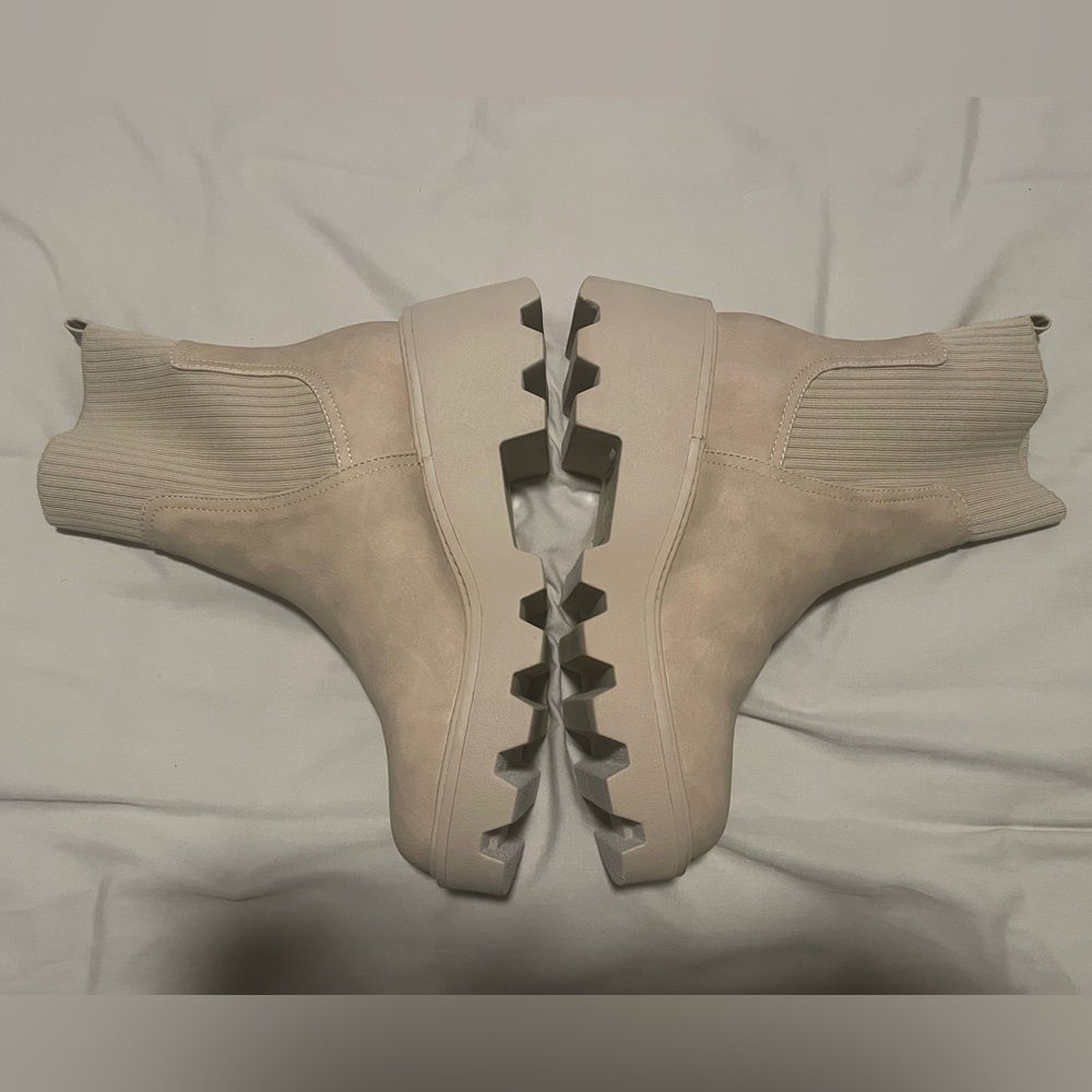 DV Dolce Vita Villa Chelsea Lug Boots Beige Size 8.5 NWT - Picture 3 of 9